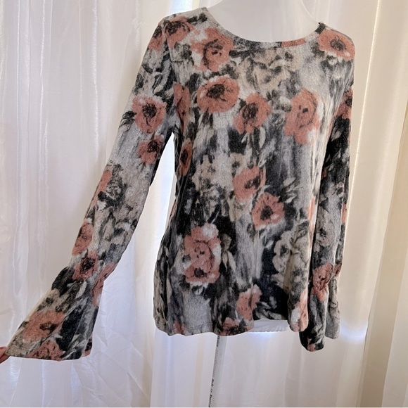 Floral bell sleeves Blouse Size Medium - Picture 2 of 7